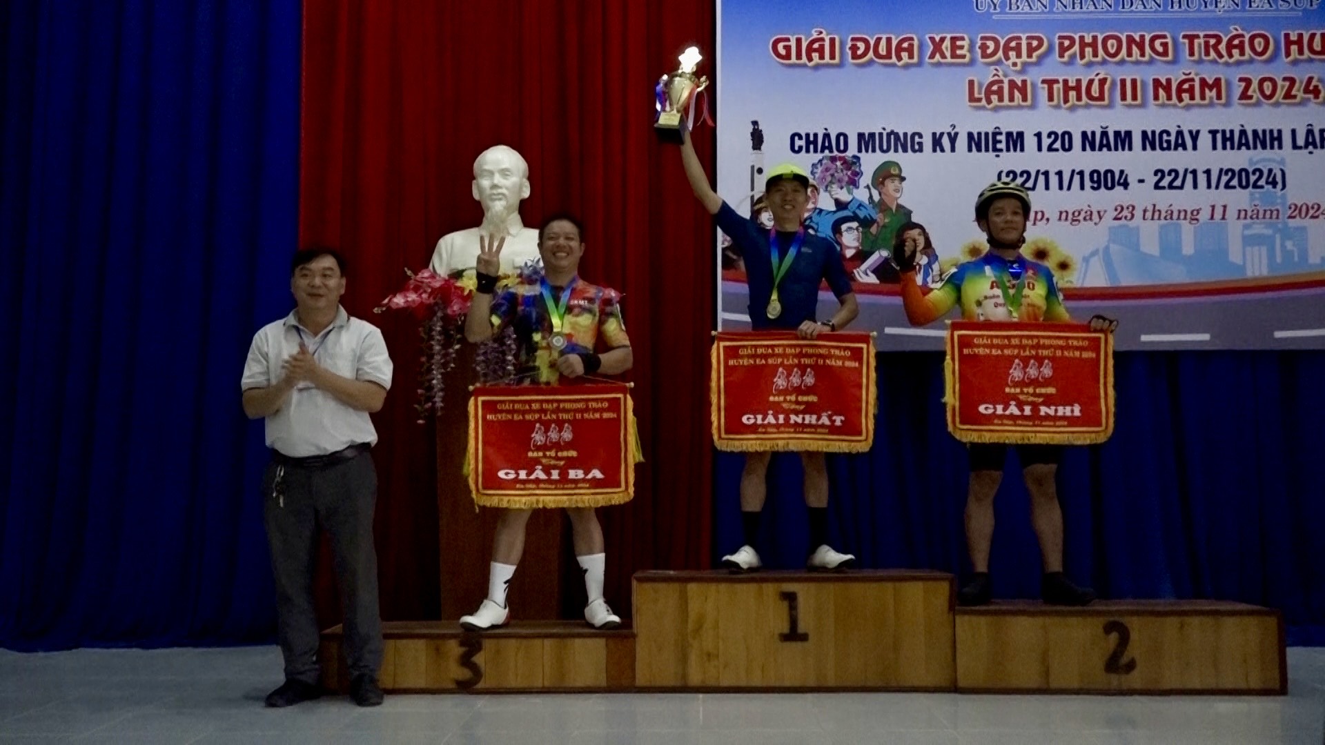 Ban tổ chức trao giải cho các cá nhân đạt thành tích cao trong lứa tuổi từ 18 đến 45